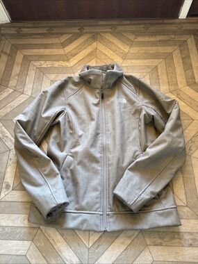 The North Face Men's Light Gray Softshell Performance Jacket